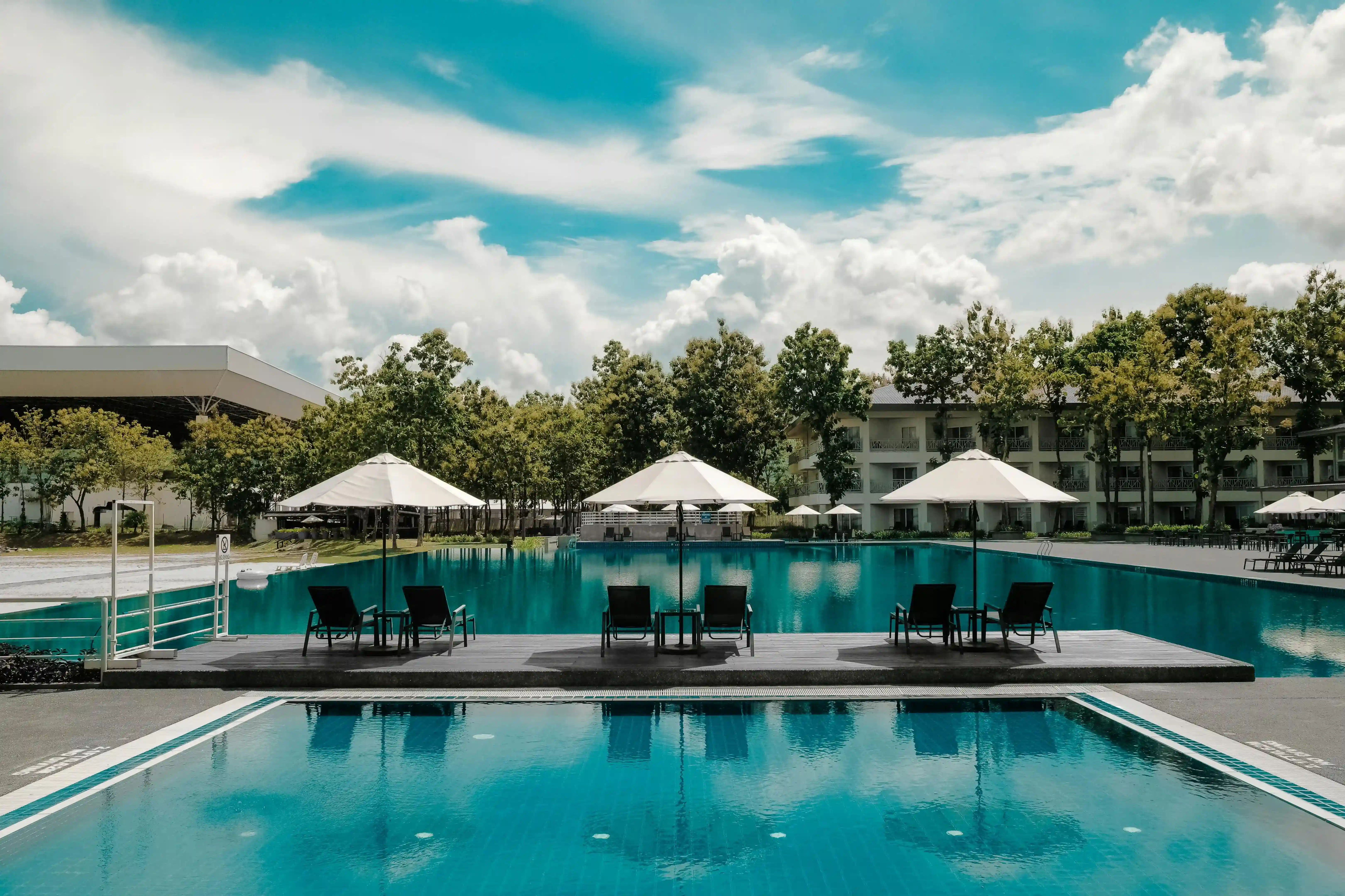 Hotel havuz şemsiyesi ve şezlong