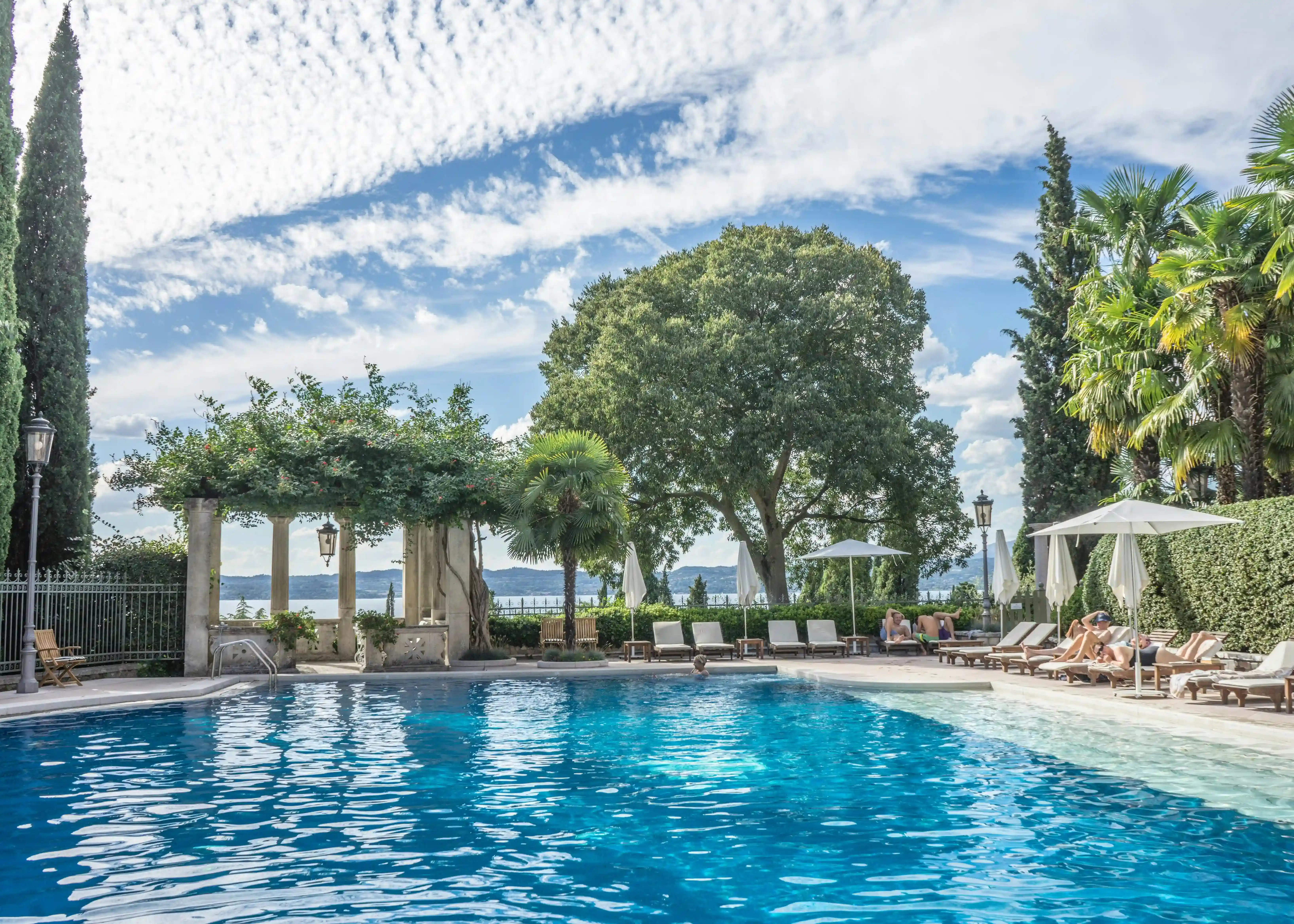 Bahçe şemsiyesi şezlong ve havuz